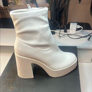 Shoe Dazzle Cream Heeled Boots